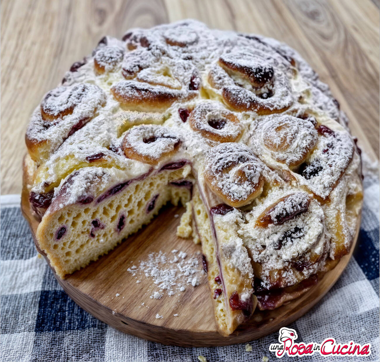 Torta di rose alla crema e marmellata di amarene