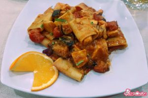 Paccheri al pomodoro con pesce spada e melanzane fritte