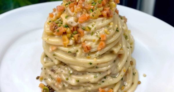 Spaghetti con crema di Parmigiano, pistacchio e salmone