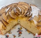 Torta allo yogurt con mele rosse