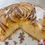 Torta allo yogurt con mele rosse