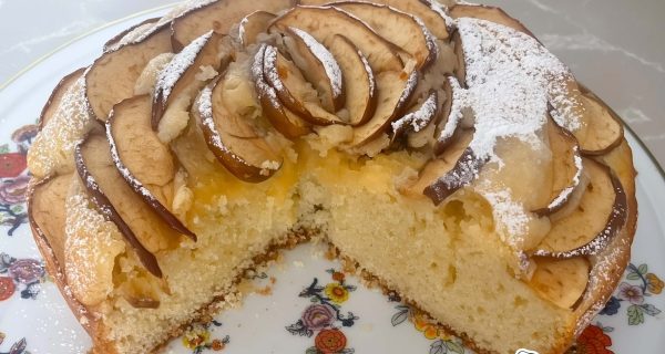Torta allo yogurt con mele rosse